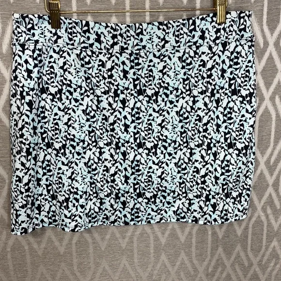 Tranquility by Colorado Clothing Athletic Skort Blue Floral Size: Large - Picture 2 of 4
